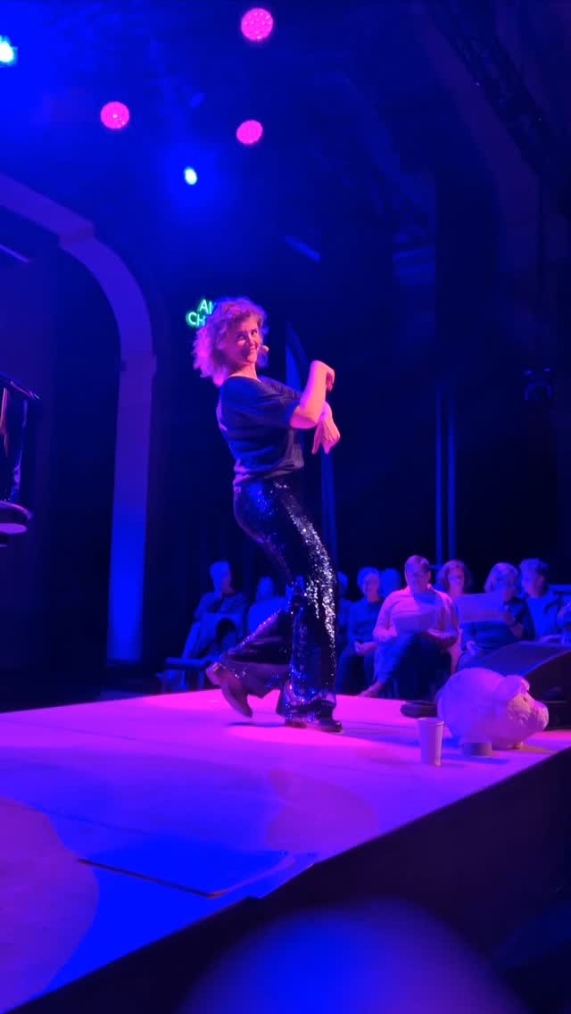 "Hoe krijg je dat voor elkaar?!" vroeg die fotograag van @demorgen tijdens de laatste zangsessie van @allezchantez . Ik trek m'n schouders op en grijns. Terwijl blink ik ook. "Ik droom het eerst honderd keer en dan doe ik het," hoor ik mezelf achteraf denken. 
...
Dit is het schoonste beroep ter wereld. Of één van de. En elke keer dat ik zo'n gedeelde ervaring op de wereld mag helpen zetten zwelt mijn hart tot het bijna barst. Alle emoties lopen dan over in elkaar. Ik voel alles tegelijk. En de hele wereld past dan in m'n armen. Kom hier, dat ik u vasthoud en stilletjes losweek. Kom hier...