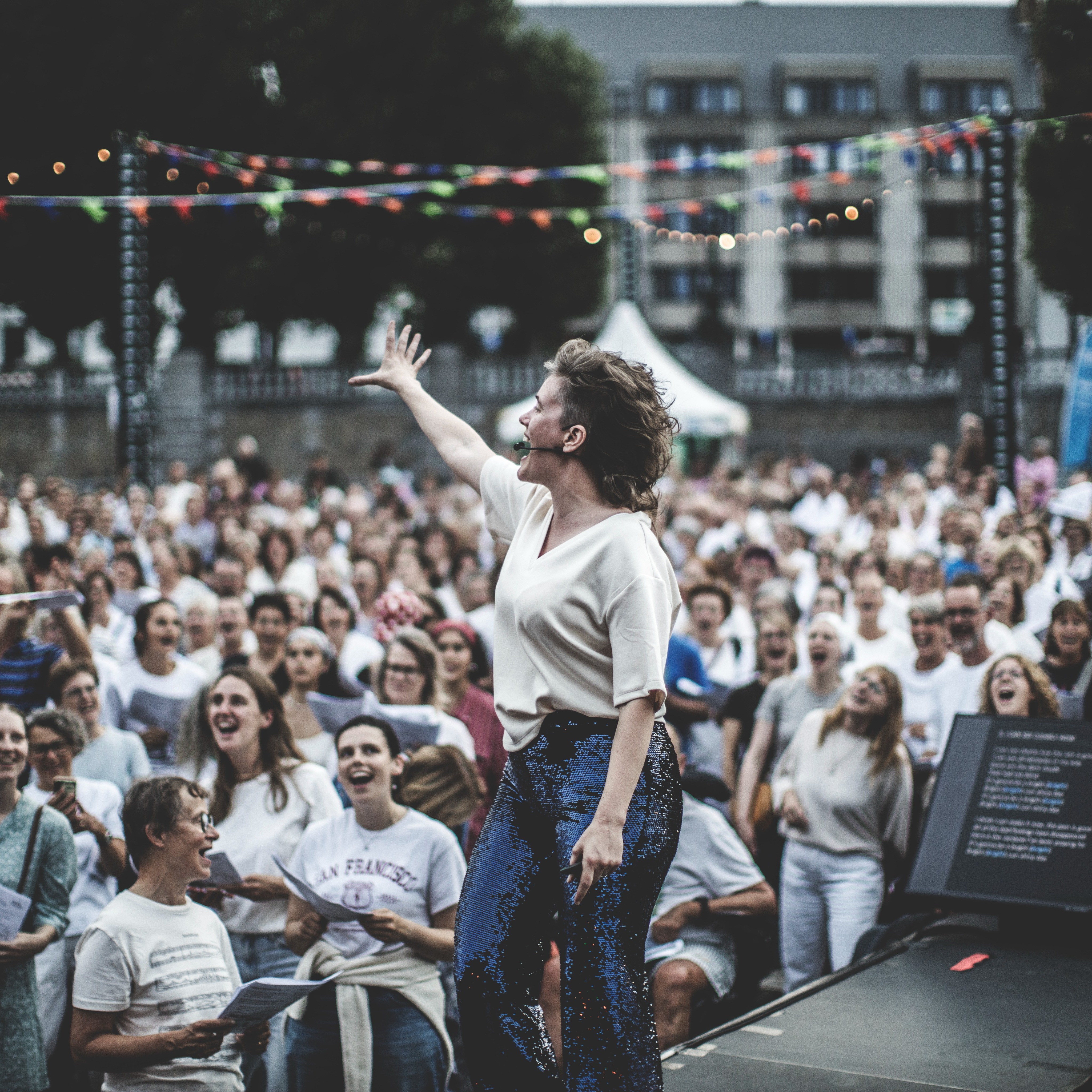 Kom vrijdag 18 september meezingen met mij en duizenden zangliefhebbers in Leuven tijdens ✌🏻 ONE VOICE ✌🏻.

Een portie zorgeloosheid voor iedereen die graag zingt. De verbondenheid krijg je er zomaar bij. Dat gebeurt vanzelf!

✌🏻ONE VOICE ✌🏻
Omdat in een wereld waarin angst en en negativiteit veel geld opbrengen, samenkomen en plezier maken een heel effectieve vorm van activisme is. 

#onevoice #allezchantez #leuvenzingt #leuven