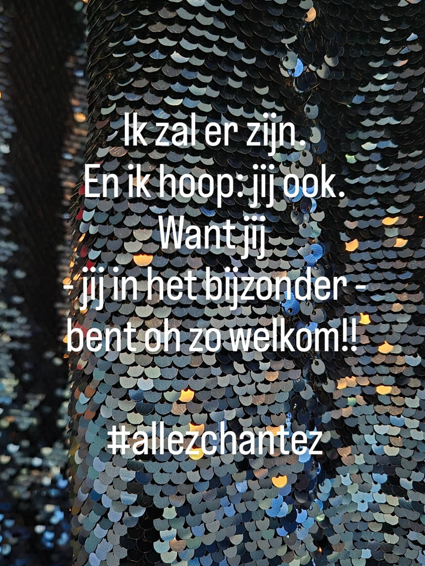 Vanavond zingen we met @allezchantez en honderden zangliefhebbers samen in @ccdiest. Voor mij is dit veel meer dan wérk. Dit is een missie. Wat ik daar vanavond ga doen, is volgens mijn inschatting het meest waardevolle dat ik aan onze samenleving kan bijdragen. 

Die waarde voelde ik nog geen 24 uur geleden ook aan den lijve. Gisteren zongen we samen bij @haconcerts in Gent. Hoewel ik die namiddag nog scheel zag van de migraine stapte ik met veel vertrouwen het podium op. "We doen het samen," weerklonk in gedachten. 

Pas toen iedereen naar huis was en ik door de lege zaal naar de uitgang wandelde, besefte ik: "Waar is die avond naartoe?" De hele ervaring was al voorbij. Het beleefde was al beleefd. Moment per moment was ik erbij geweest. Ik kon zweven die avond. 

Misschien is dat één van de voordelen van zoveel pijn meedragen. Je leert om stap per stap te kijken hoeveel er voorhanden is van energie, goesting, veerkracht en daadkracht. En zo sluipt het leven voort, heel dichtbij maar nooit helemaal tastbaar. En zo kijk ik dankbaar terug om wat ik kan en wat zovele anderen voor mij mogelijk maken. 

Heel bijzonder is dit. 
En dus... kom je ook vanavond? 
Echt, je bent oh zo welkom!