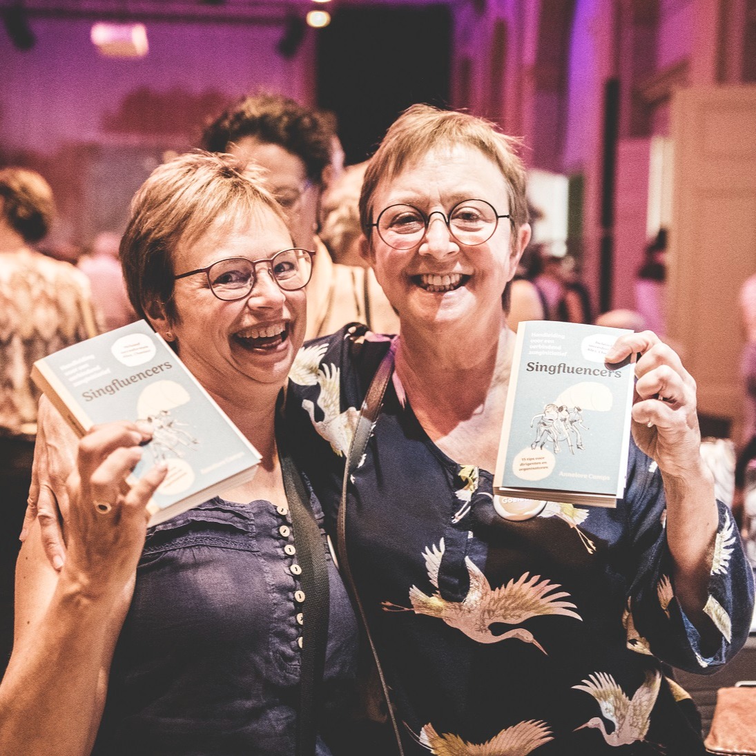 🥳 Onmoetingskans voor Singfluencers! 

Hoe pak jij dat aan, zo'n groep zangliefhebbers ontwapenen om ze voluit samen te laten zingen? Wat vind je daar moeilijk aan als dirigent of organisator? En met welke inzichten kunnen we elkaar versterken?
Welkom in de genereuze koffieklets van Singfluencers. Kom met je uitdaging en luisterende oren. Hier helpen we elkaar.

🎈 Wie?
Deze uitnodiging geldt voor dirigenten en organisatoren van zangevenementen, met en zonder ervaring, met grote en kleine dromen... maar altijd met goesting om elkaar te versterken. Stuur de uitnodiging gerust door naar andere Singfluencers.

🎈 Wanneer?
Nu zaterdag 14 maart van 10u00 tot 12u30. Ikzelf ben aanwezig van begin tot eind. Jij loopt binnen en buiten wanneer het past. Je hoeft niet te laten weten wanneer je komt.

🎈 Waar?
Bar De Hoorn, Sluisstraat 79 in Leuven. 
We zitten beneden in het café. 
En je bent welkom!