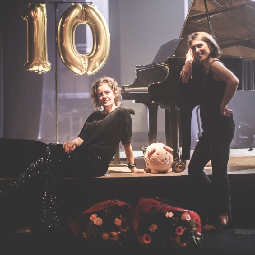 Mijn gevoel van dankbaarheid is totaal. “Het was alsof Laila en ik een trouwfeest gaven,” zoemt nu nog door mijn hoofd. Tijdens het dansen achteraf kwam de ene na de andere me danken voor het initiatief. Een jonge vrouw nam me bij de armen terwijl we samen verder dansten: “Je hebt er geen idee van hoeveel je voor mij betekent,” bekende ze. We hoefden alleen maar naar elkaar te kijken. Kijken en dansen. Glimlachen, dat ook. Ik wilde haar zeggen: “Merci om hier te zijn. Merci om er te zijn. Om te blijven komen. Om te delen hoe het voor jou is om bij ons in de zaal te staan.” Dat wilde ik tegen iedereen zeggen die er was.
Ik schreef erover op m'n blog. (zie link in bio) En onze huisfotografe Els Van Bosbeke schoot weer de mooiste herinneringen uit haar camera.