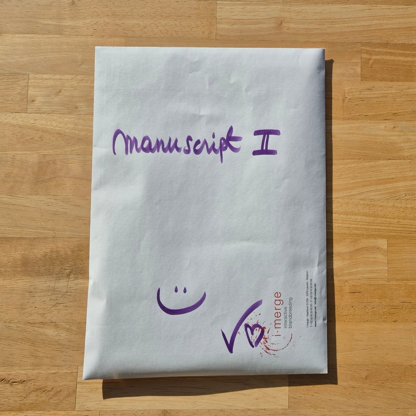 Schrijven. Er zijn weinig dingen die ik liever doe. Een envelop vullen met een inhoudstafel en een verzameling van uitgewerkte ideeën is dan ook geen opgave. Ik kijk er zo hard naar uit om deze brok verder uit te werken. En dan de eerste feedback vragen. En dan zien waar we landen. ... Life's a journey! Jippie.